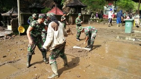 TNI Bantu Masyarakat Terkena Banjir di Baturiti